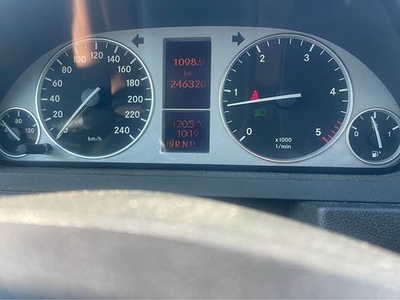 Mercedes-Benz B180 4 of 5
