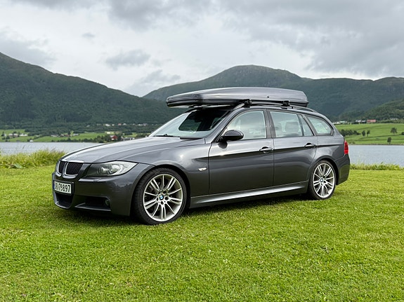 BMW 318d 2 of 5