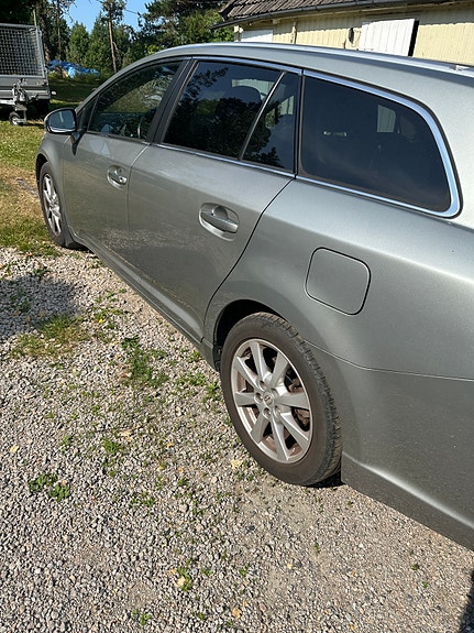 Toyota Avensis 4 of 5