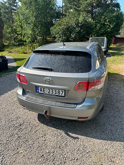 Toyota Avensis 2 of 5