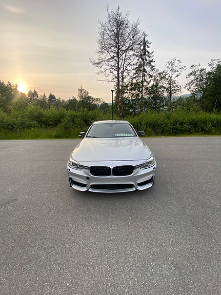 BMW 318d 2 of 5