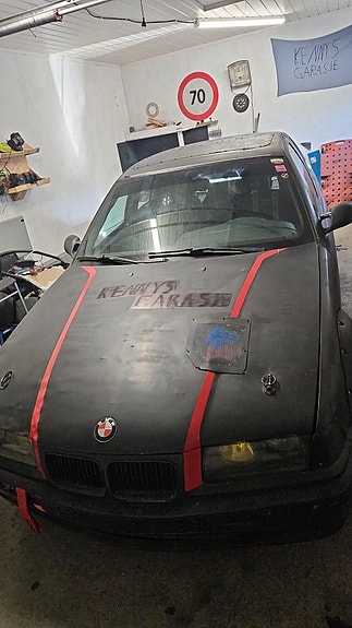 BMW 323i 3 of 5