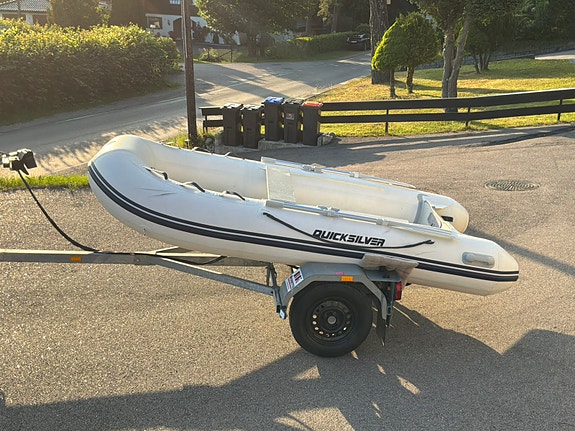 QuickSilver 320 Air deck 3 of 5