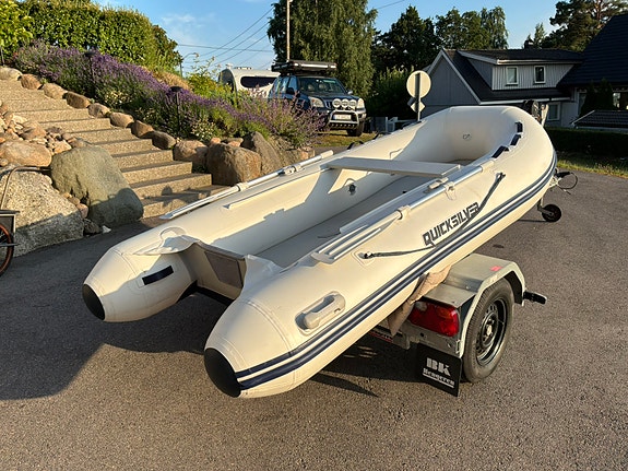 QuickSilver 320 Air deck 2 of 5