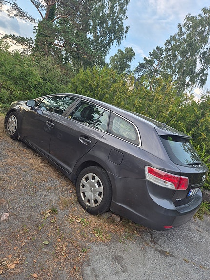 Toyota Avensis 2 of 5