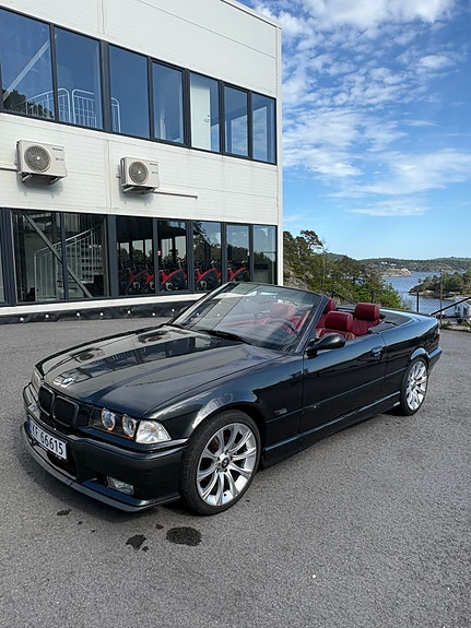 BMW 325i 3 of 5