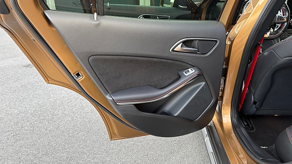 Mercedes-Benz GLA45 19 of 30