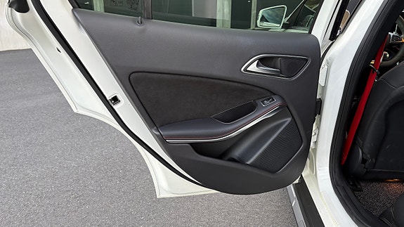 Mercedes-Benz GLA45 21 of 30