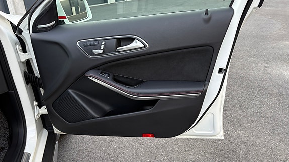 Mercedes-Benz GLA45 28 of 30