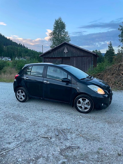 Toyota Yaris 2 of 5