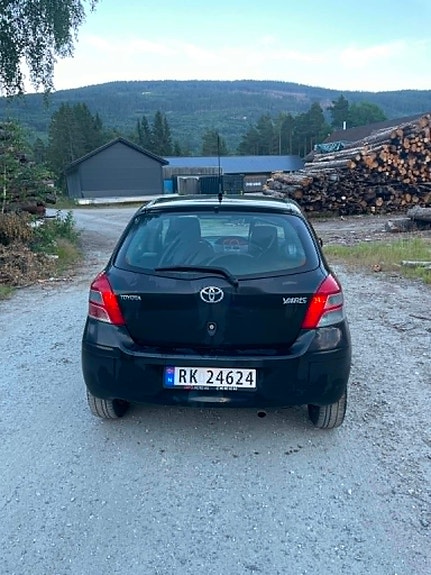 Toyota Yaris 4 of 5