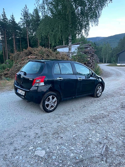 Toyota Yaris 3 of 5