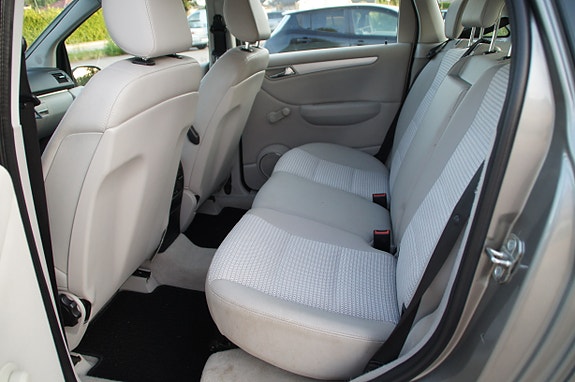 Mercedes-Benz B200 22 of 30