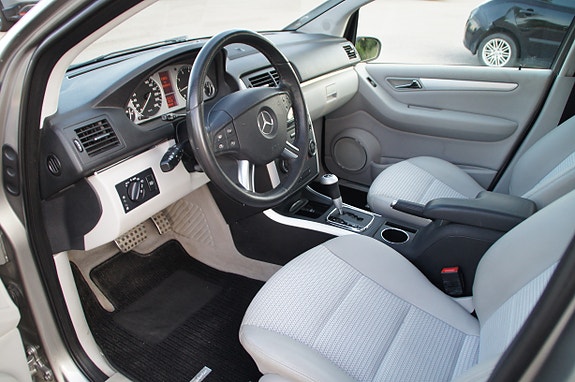 Mercedes-Benz B200 16 of 30