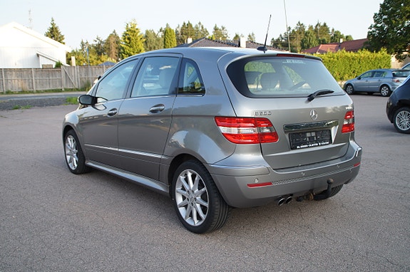 Mercedes-Benz B200 3 of 30