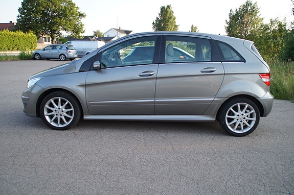 Mercedes-Benz B200 2 of 30