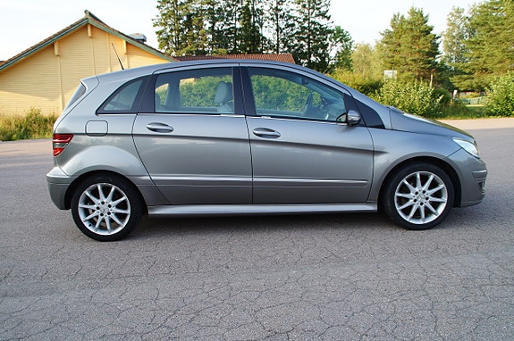 Mercedes-Benz B200 8 of 30