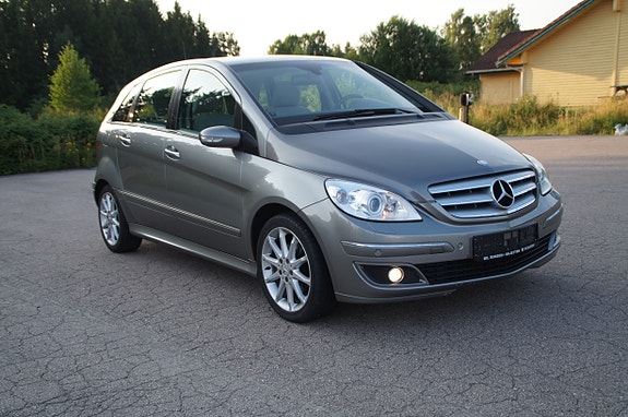 Mercedes-Benz B200 9 of 30