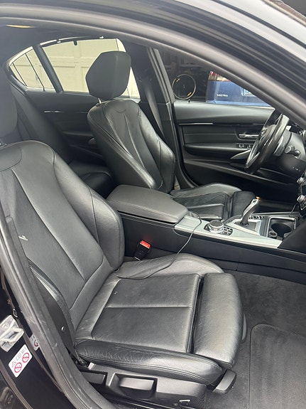 BMW 330e 4 of 5