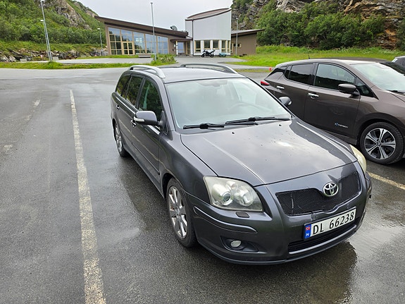 Toyota Avensis 2 of 5