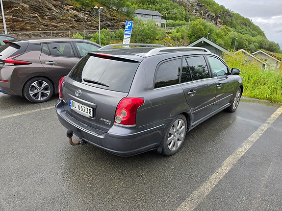 Toyota Avensis 4 of 5