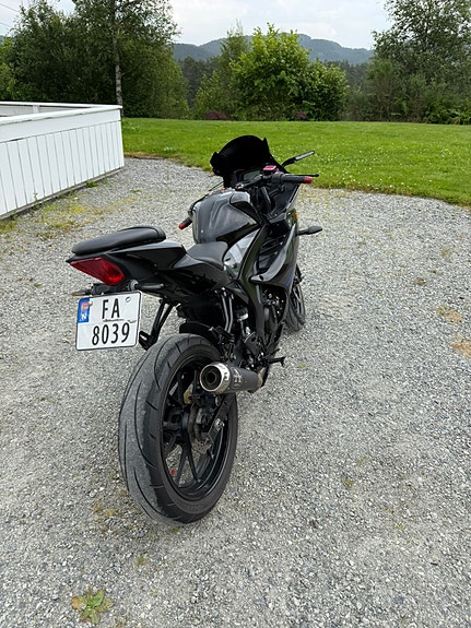 Suzuki GSX-R 125 2 of 5