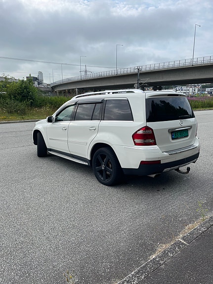 Mercedes-Benz GL320 4 of 5