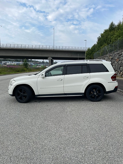 Mercedes-Benz GL320 3 of 5
