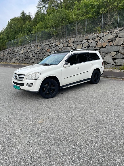 Mercedes-Benz GL320 2 of 5