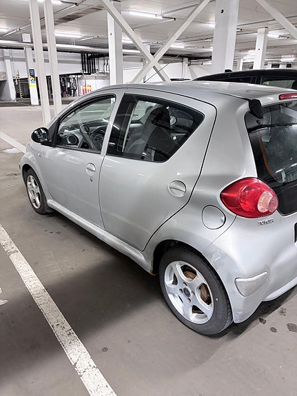 Toyota Aygo 2 of 5