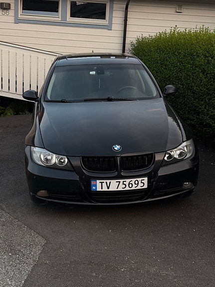 BMW 318d 2 of 5