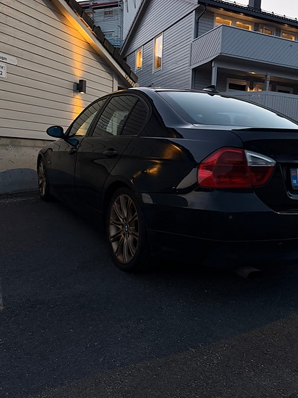 BMW 318d 3 of 5