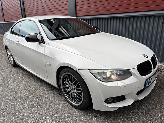BMW 320i 3 of 5