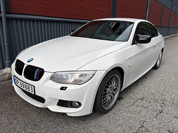 BMW 320i 4 of 5