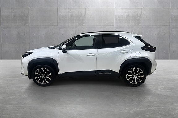 Toyota Yaris Cross 2 of 5