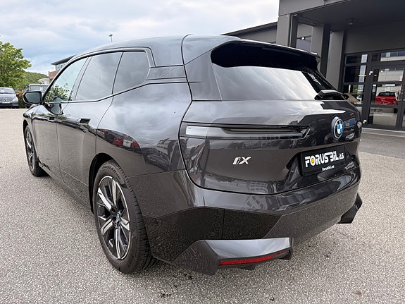 BMW iX 4 of 5