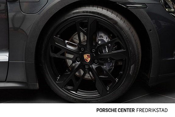 Porsche Taycan Cross Turismo 22 of 30