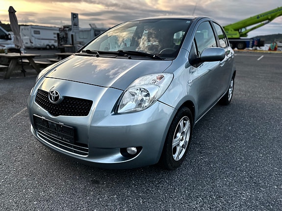 Toyota Yaris 3 of 5