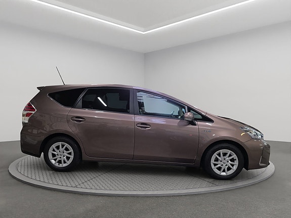 Toyota Prius+ 2 of 5
