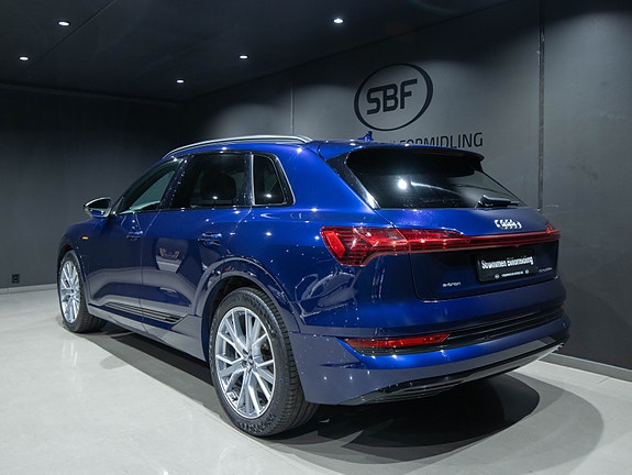 Audi e-tron 4 of 5