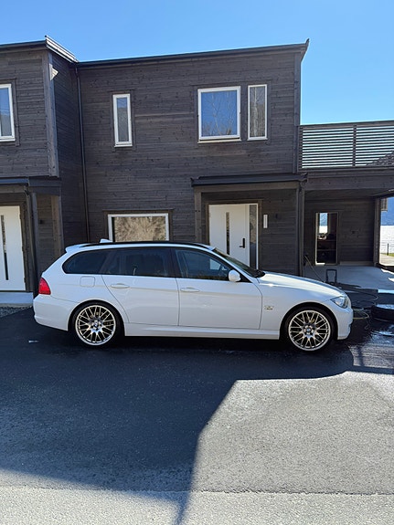 BMW 320d 2 of 5