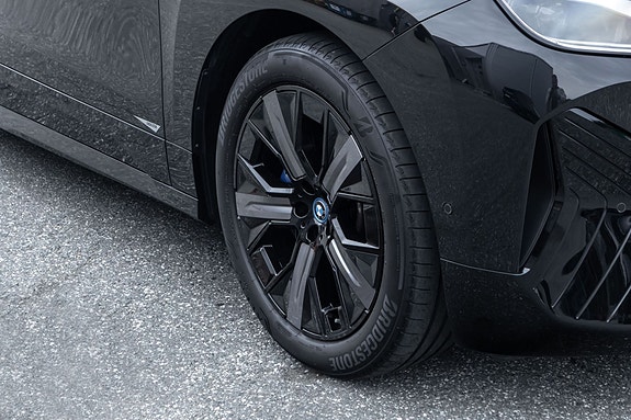 BMW iX 2 of 5