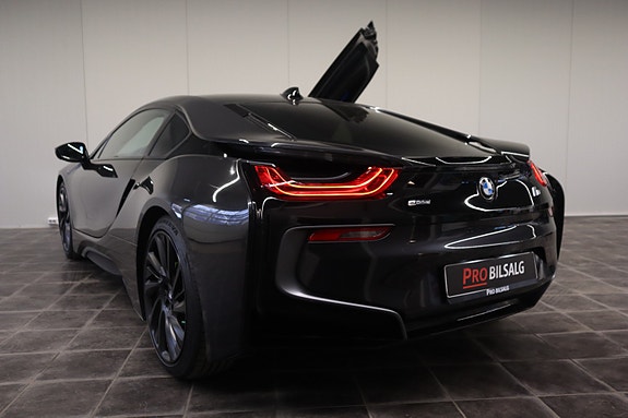 BMW i8 2 of 5
