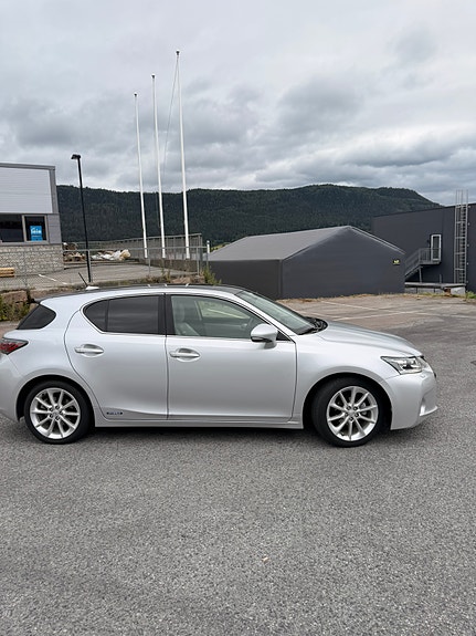 Lexus CT200h 3 of 5