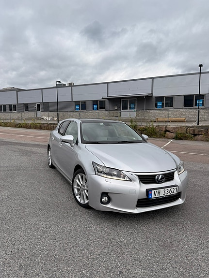 Lexus CT200h 2 of 5