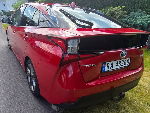 Toyota Prius 4 of 5