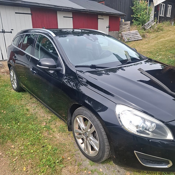 Volvo V60 2 of 5