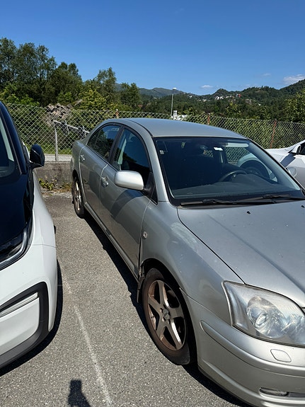 Toyota Avensis 2 of 5