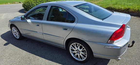 Volvo S60 2 of 5