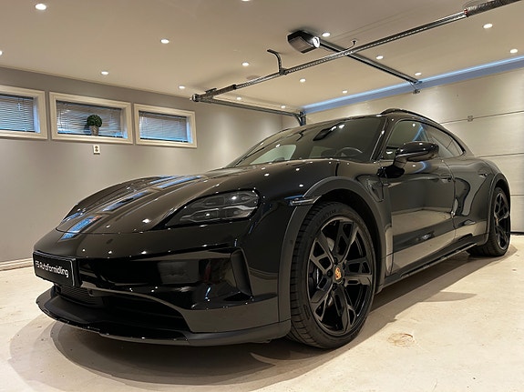 Porsche Taycan Cross Turismo 3 of 5